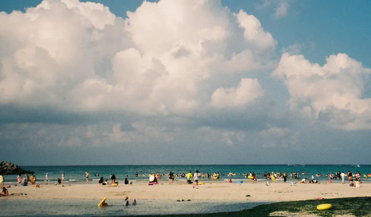 エメラルドに輝くビーチ 挟才海水浴場